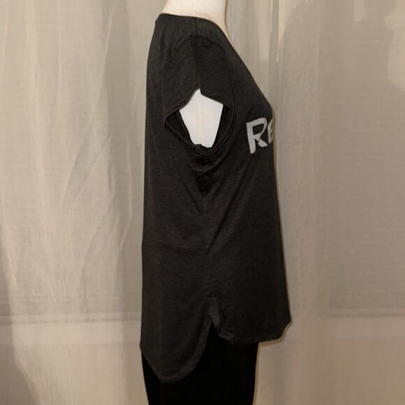 Reebok M Charcoal Gray Silver Logo Short Sleeve High Low Athletic Tee - Picture 6 of 11